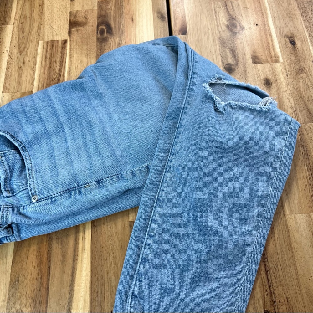 LOFT Curvy Skinny Jeans Women’s Size 10P / 30 Light Wash Distressed Knee Raw Hem - Picture 6 of 6